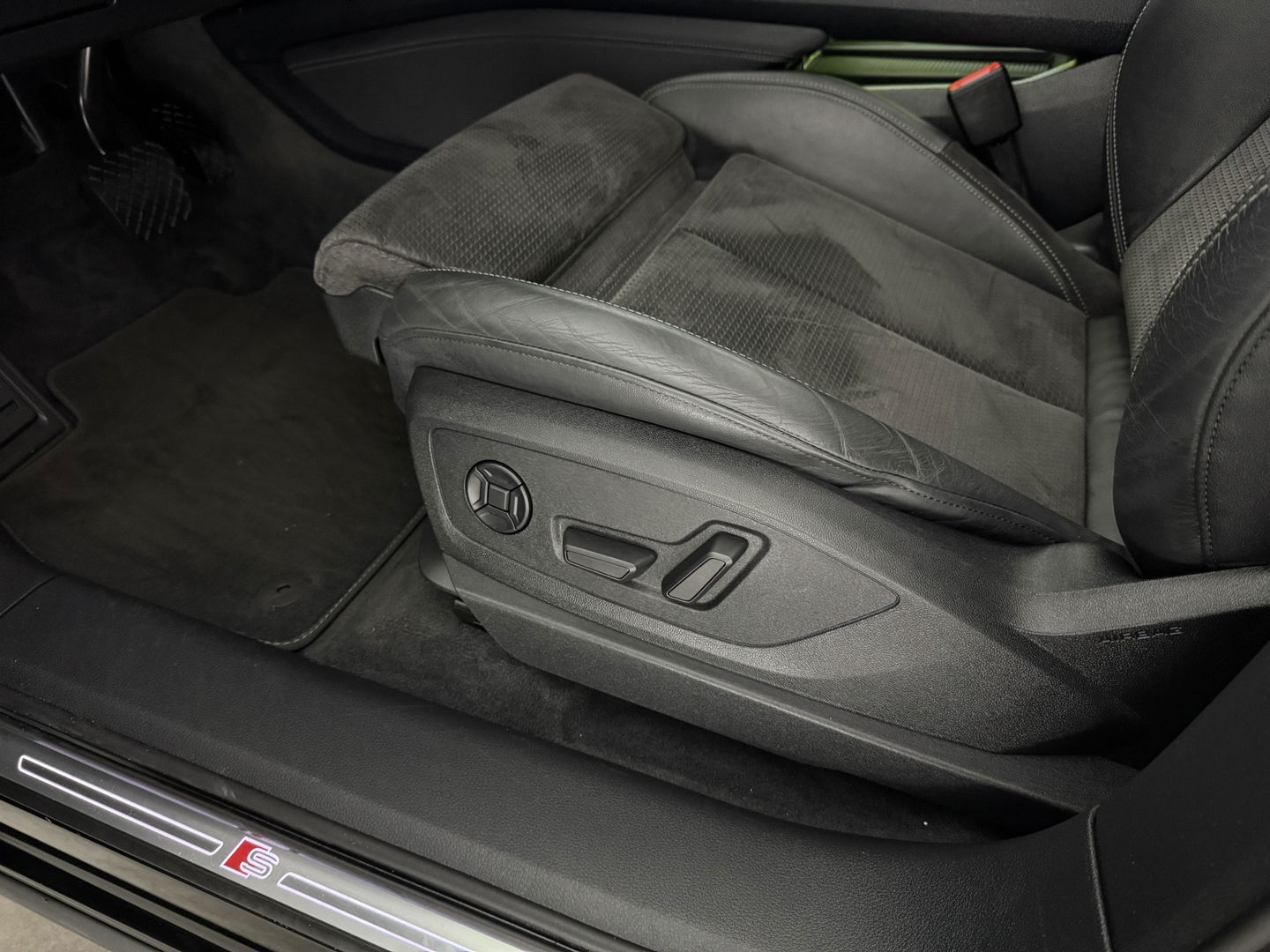 Audi e-tron 50 quattro S-Line 71 kWh | SOH: 93% | Snelladen | Pano | B&O | Sfeerverl. | Virtual | Memory | Camera | Carplay | Adaptive Cruise | NAP