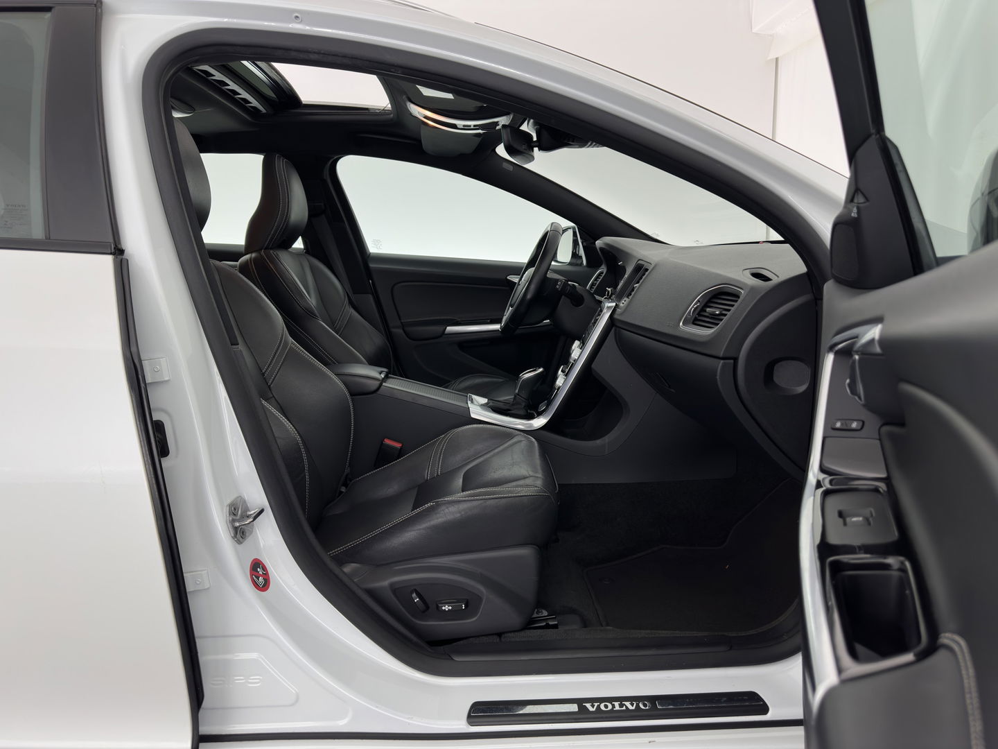 Volvo V60 2.4 D5 Twin Engine Special Edition Aut. *PANO | LUXURY-LEATHER | BI-XENON | BLINDSPOT | MEMORY-PACK | NAVI-FULLMAP | HEATED-SPORTSEATS | CAMERA | PERFORMANCE-AUDIO | TOWBAR | 18''ALU*