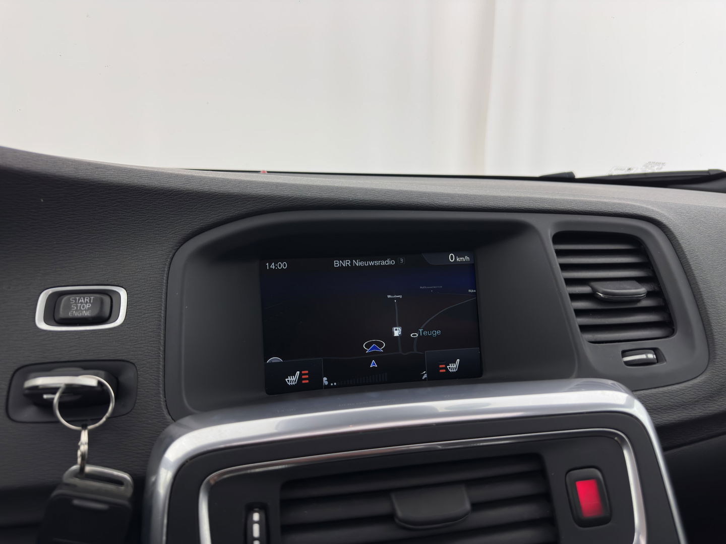 Volvo V60 2.4 D5 Twin Engine Special Edition Aut. *PANO | LUXURY-LEATHER | BI-XENON | BLINDSPOT | MEMORY-PACK | NAVI-FULLMAP | HEATED-SPORTSEATS | CAMERA | PERFORMANCE-AUDIO | TOWBAR | 18''ALU*