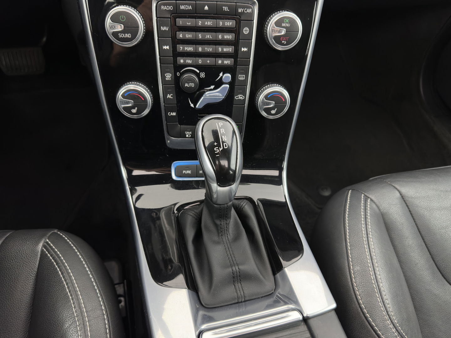 Volvo V60 2.4 D5 Twin Engine Special Edition Aut. *PANO | LUXURY-LEATHER | BI-XENON | BLINDSPOT | MEMORY-PACK | NAVI-FULLMAP | HEATED-SPORTSEATS | CAMERA | PERFORMANCE-AUDIO | TOWBAR | 18''ALU*