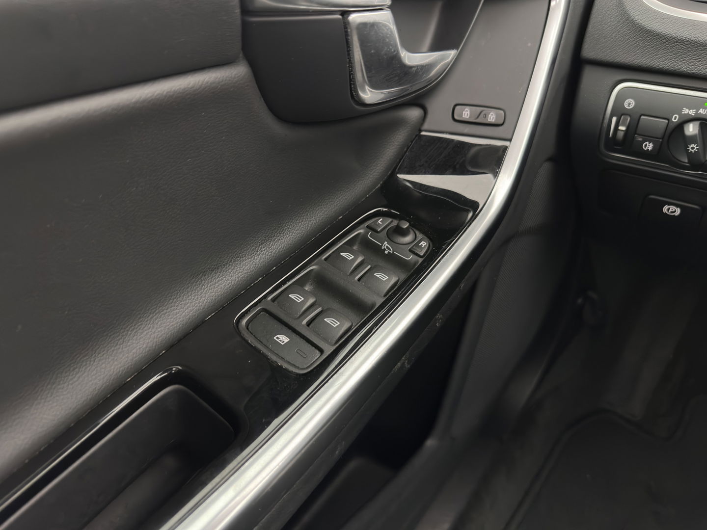 Volvo V60 2.4 D5 Twin Engine Special Edition Aut. *PANO | FULL-LEATHER | XENON | BLIS | MEMORY-PACK | NAVI-FULLMAP | HEATED-COMFORTSEATS | CAMERA | NAVI-FULLMAP | 18''ALU | TOWBAR*