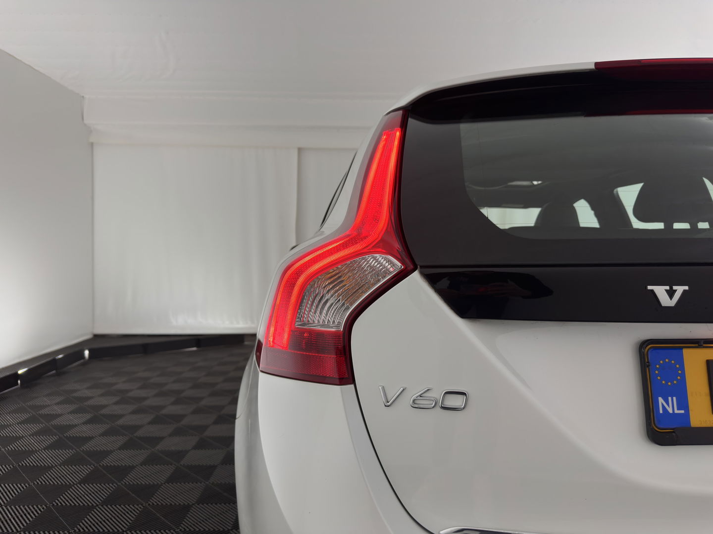 Volvo V60 2.4 D5 Twin Engine Special Edition Aut. *PANO | FULL-LEATHER | XENON | BLIS | MEMORY-PACK | NAVI-FULLMAP | HEATED-COMFORTSEATS | CAMERA | NAVI-FULLMAP | 18''ALU | TOWBAR*