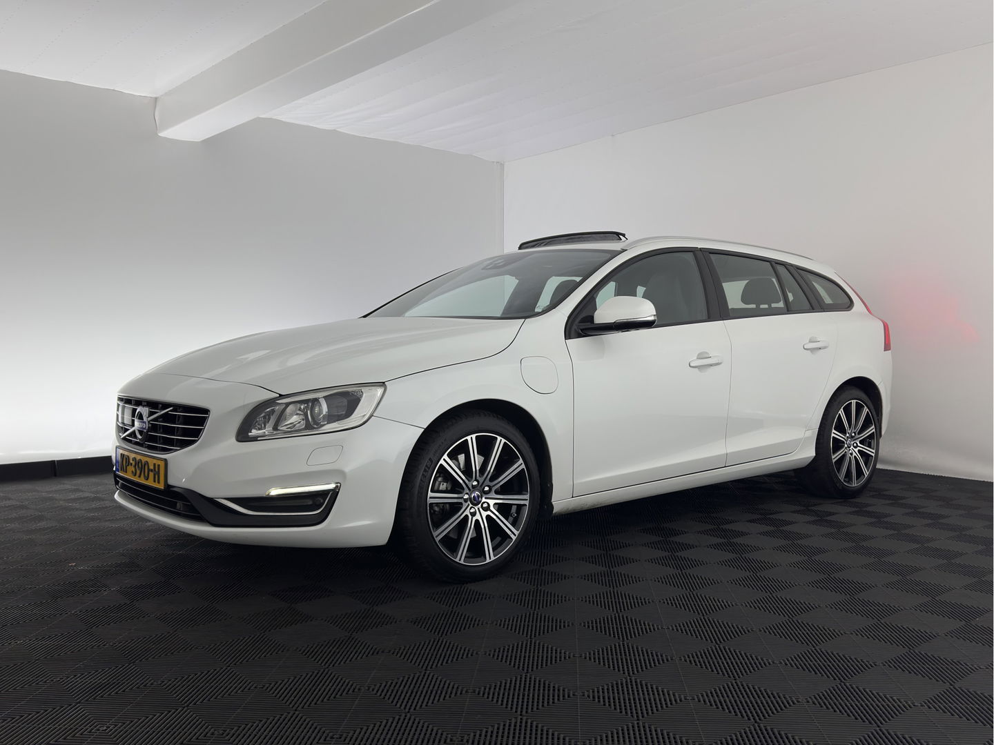 Volvo V60 2.4 D5 Twin Engine Special Edition Aut. *PANO | FULL-LEATHER | XENON | BLIS | MEMORY-PACK | NAVI-FULLMAP | HEATED-COMFORTSEATS | CAMERA | NAVI-FULLMAP | 18''ALU | TOWBAR*