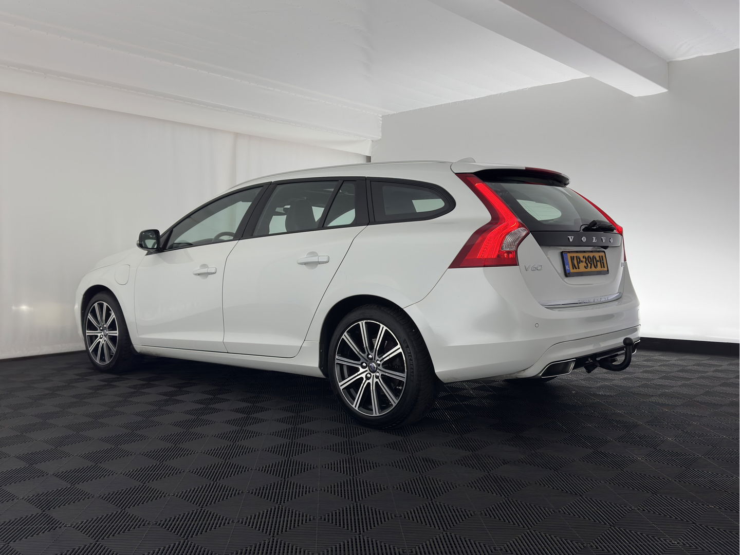 Volvo V60 2.4 D5 Twin Engine Special Edition Aut. *PANO | LUXURY-LEATHER | BI-XENON | BLINDSPOT | MEMORY-PACK | NAVI-FULLMAP | HEATED-SPORTSEATS | CAMERA | PERFORMANCE-AUDIO | TOWBAR | 18''ALU*