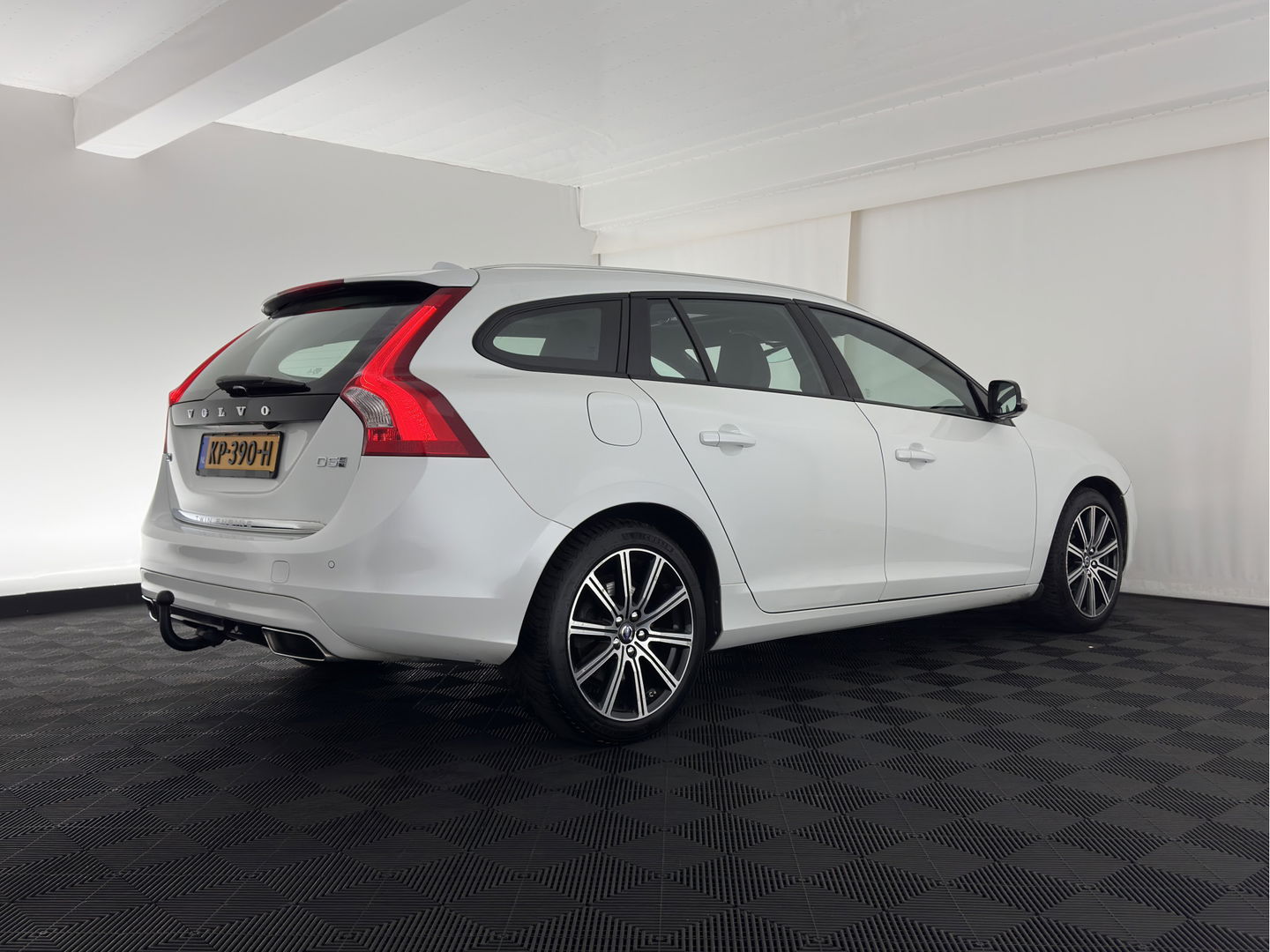 Volvo V60 2.4 D5 Twin Engine Special Edition Aut. *PANO | LUXURY-LEATHER | BI-XENON | BLINDSPOT | MEMORY-PACK | NAVI-FULLMAP | HEATED-SPORTSEATS | CAMERA | PERFORMANCE-AUDIO | TOWBAR | 18''ALU*