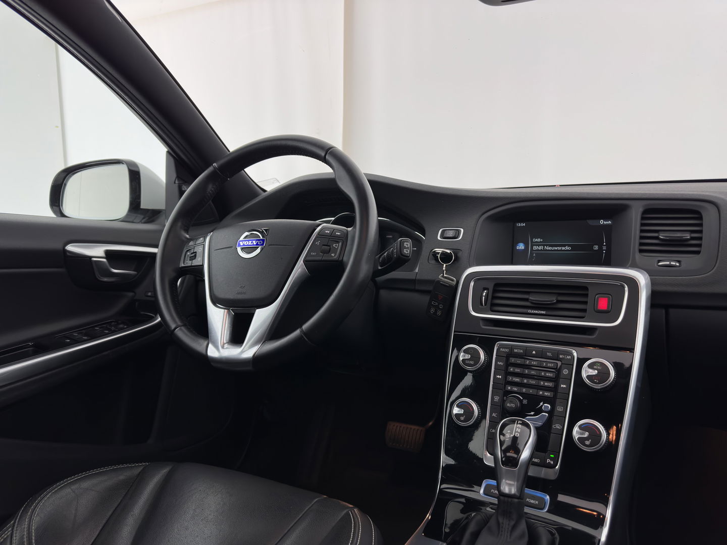 Volvo V60 2.4 D5 Twin Engine Special Edition Aut. *PANO | FULL-LEATHER | XENON | BLIS | MEMORY-PACK | NAVI-FULLMAP | HEATED-COMFORTSEATS | CAMERA | NAVI-FULLMAP | 18''ALU | TOWBAR*