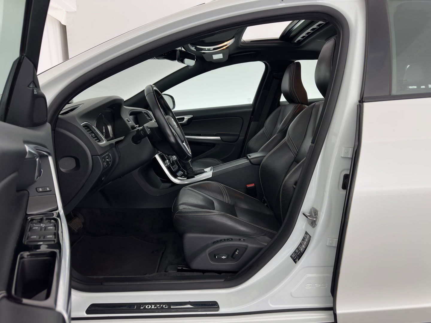 Volvo V60 2.4 D5 Twin Engine Special Edition Aut. *PANO | FULL-LEATHER | XENON | BLIS | MEMORY-PACK | NAVI-FULLMAP | HEATED-COMFORTSEATS | CAMERA | NAVI-FULLMAP | 18''ALU | TOWBAR*