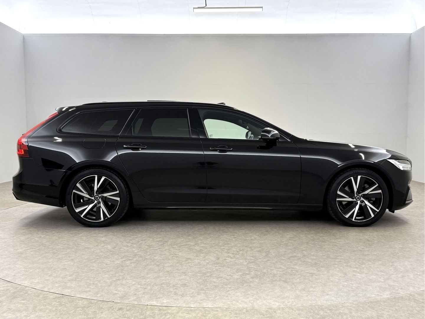 Volvo V90 2.0 T6 AWD 340PK R-Design | SOH 91% | Pano | H/K | Virtual | Trekh. | Memory | Stuur/Stoelverw. | Carplay | Camera | Keyless | NAP