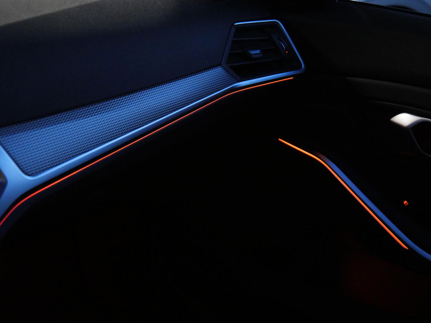 BMW 3 Serie 318i M-SPORT/ SCHUIFDAK/ PARKING PACK/ SHADOW LINE / 19INCH BREEDSET M-SPORT VELGEN