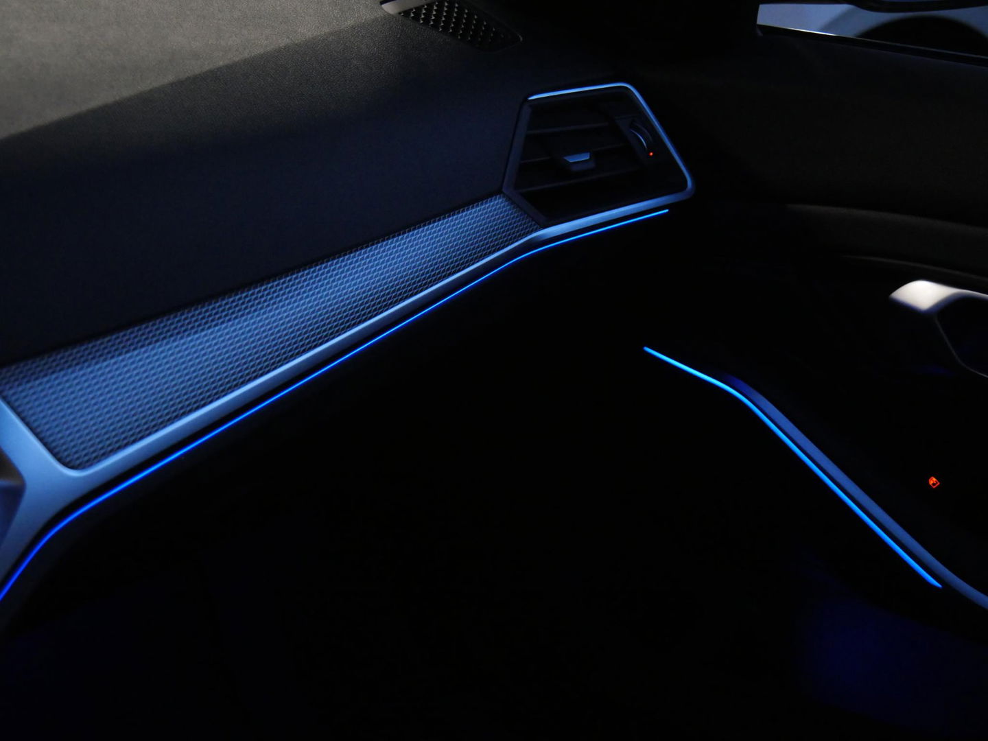 BMW 3 Serie 318i M-SPORT/ SCHUIFDAK/ PARKING PACK/ SHADOW LINE / 19INCH BREEDSET M-SPORT VELGEN