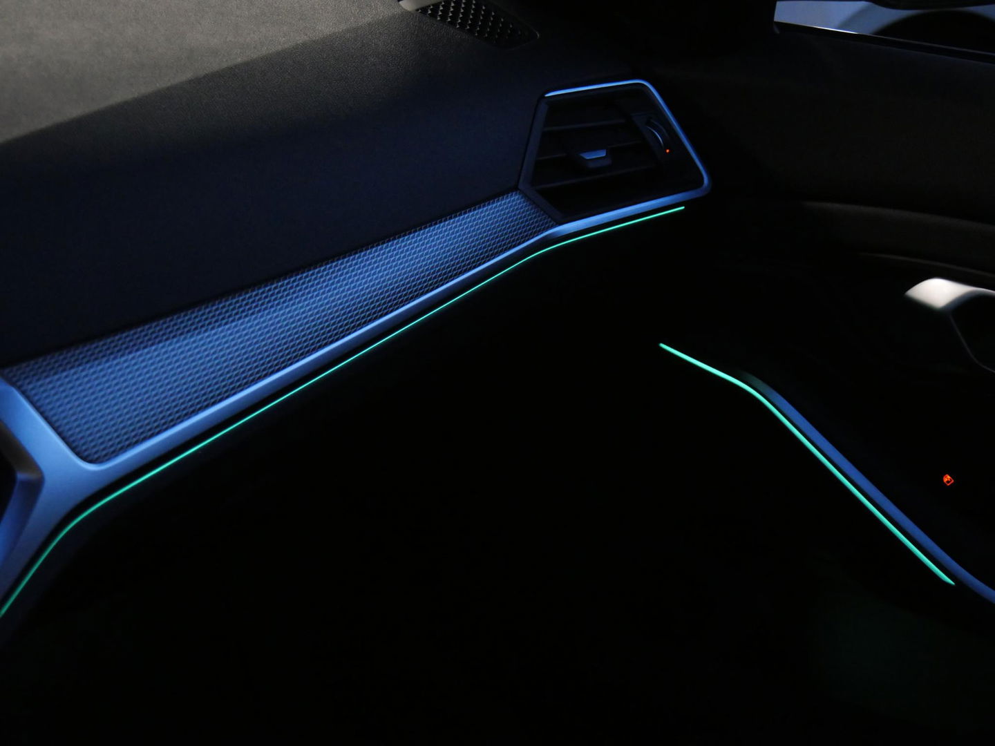 BMW 3 Serie 318i M-SPORT/ SCHUIFDAK/ PARKING PACK/ SHADOW LINE / 19INCH BREEDSET M-SPORT VELGEN