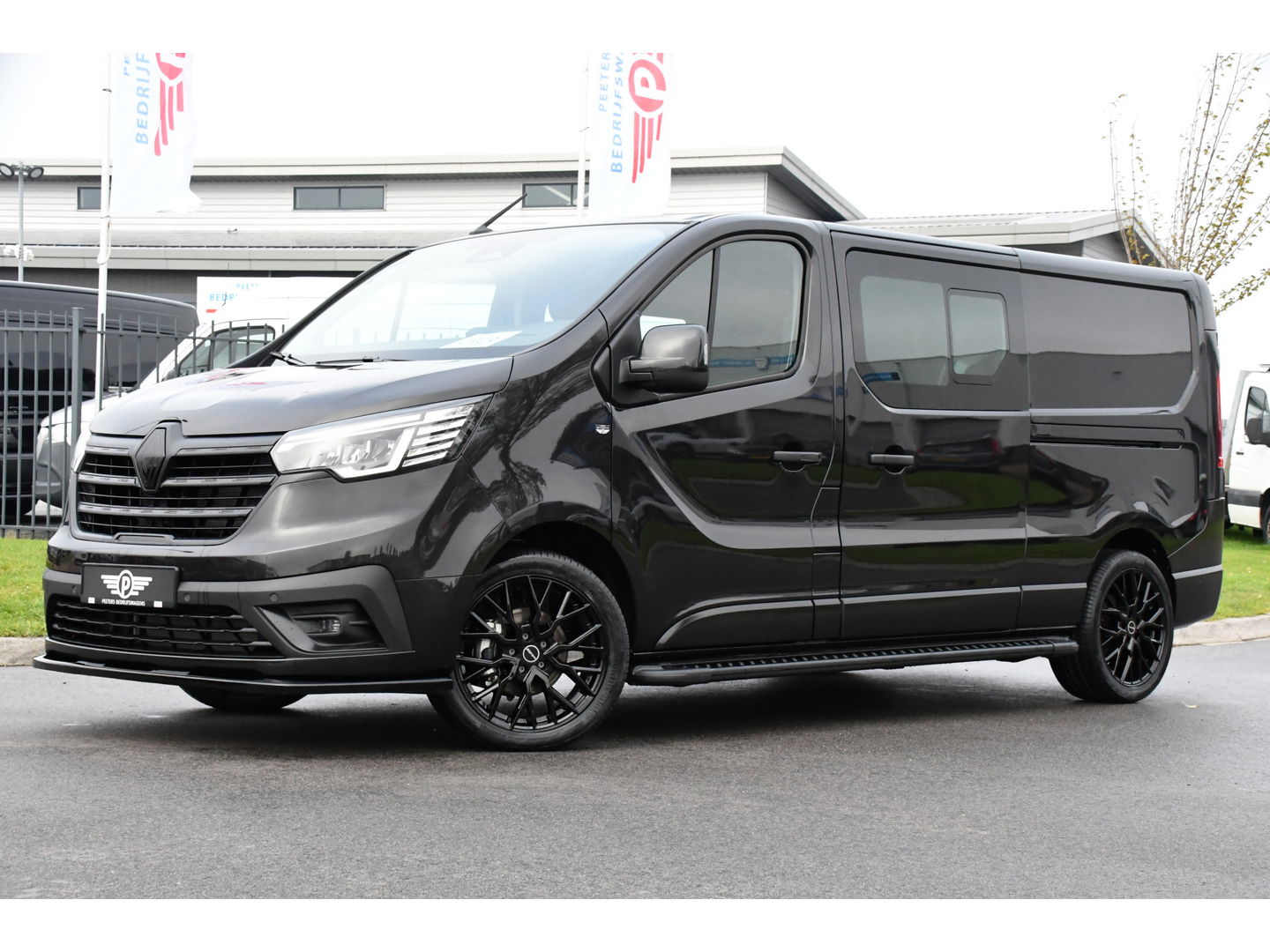 Renault Trafic 2.0 170 L2H1 DC Black Edition Extra Cruise, Camera, Carplay, LED, 170pk, Stoelverwarming, 2 x Schuifdeur, NAVI, Automaat, Clima, Uniek!