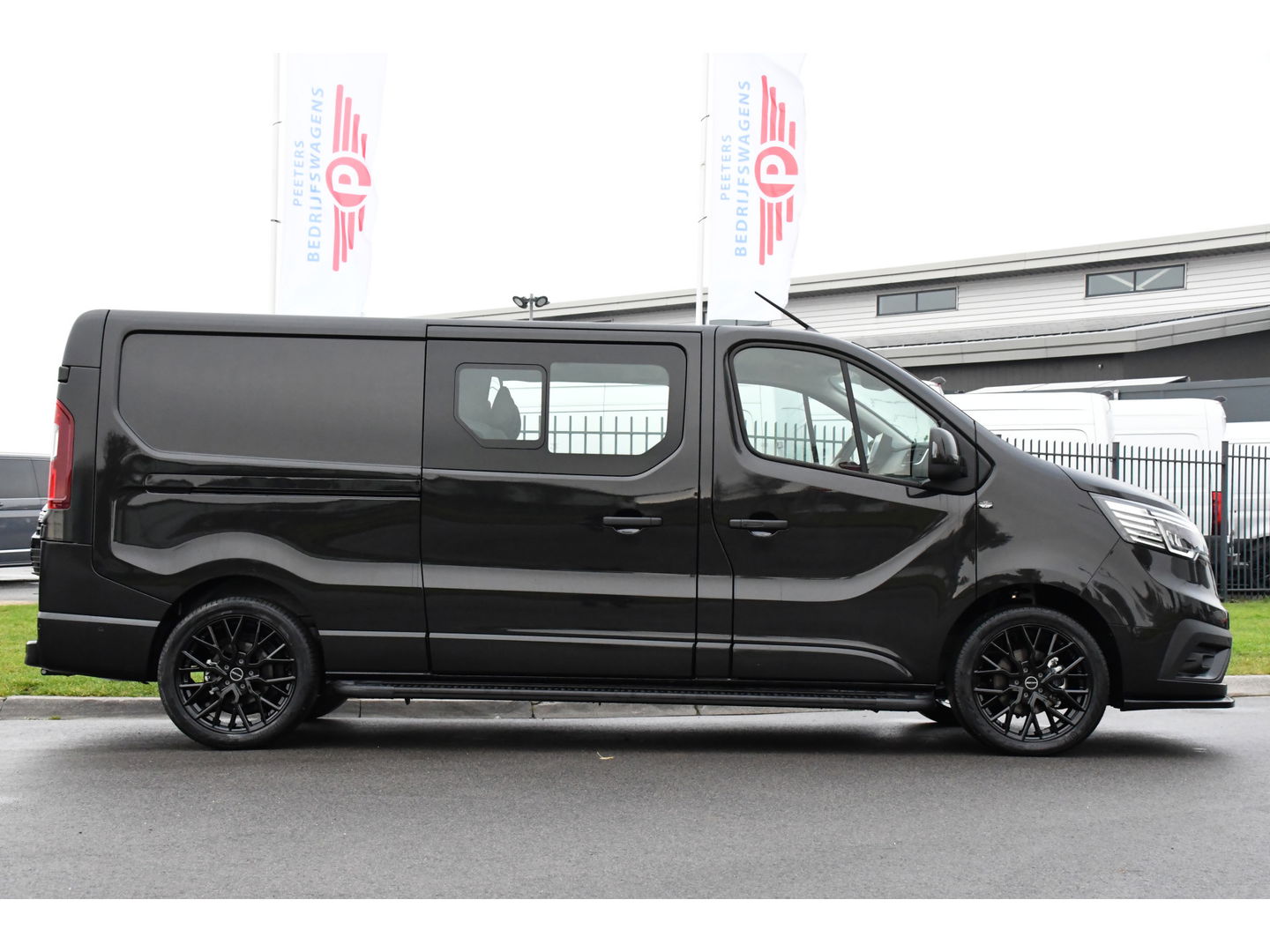 Renault Trafic 2.0 170 L2H1 DC Black Edition Extra Cruise, Camera, Carplay, LED, 170pk, Stoelverwarming, 2 x Schuifdeur, NAVI, Automaat, Clima, Uniek!