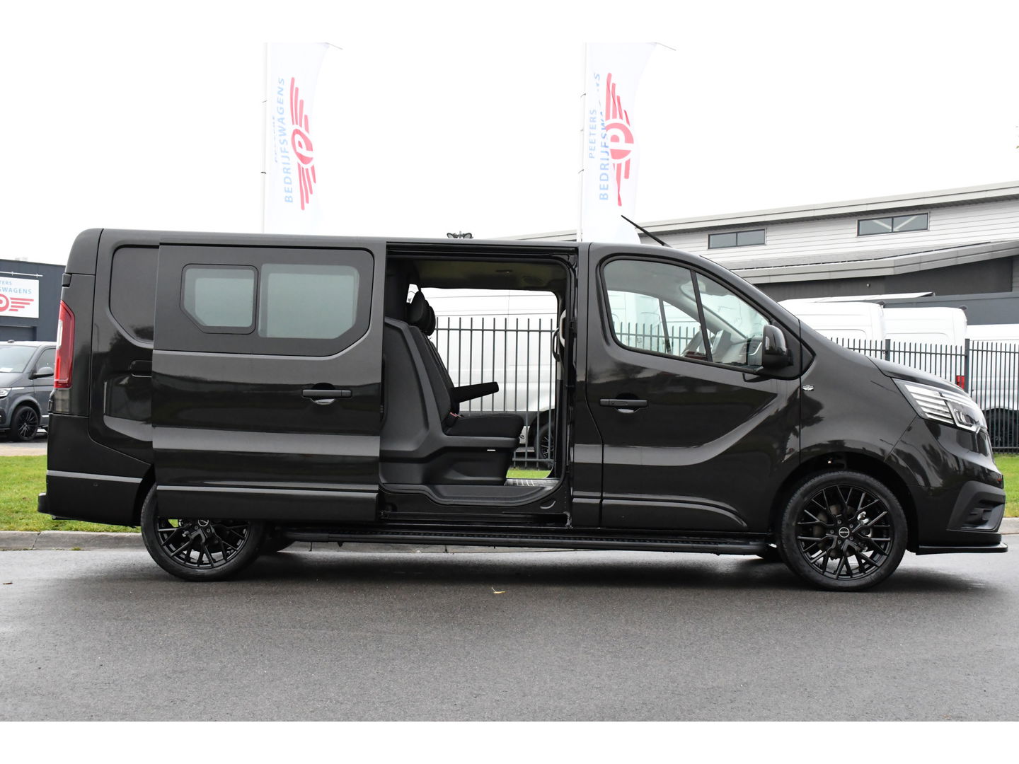 Renault Trafic 2.0 170 L2H1 DC Black Edition Extra Cruise, Camera, Carplay, LED, 170pk, Stoelverwarming, 2 x Schuifdeur, NAVI, Automaat, Clima, Uniek!