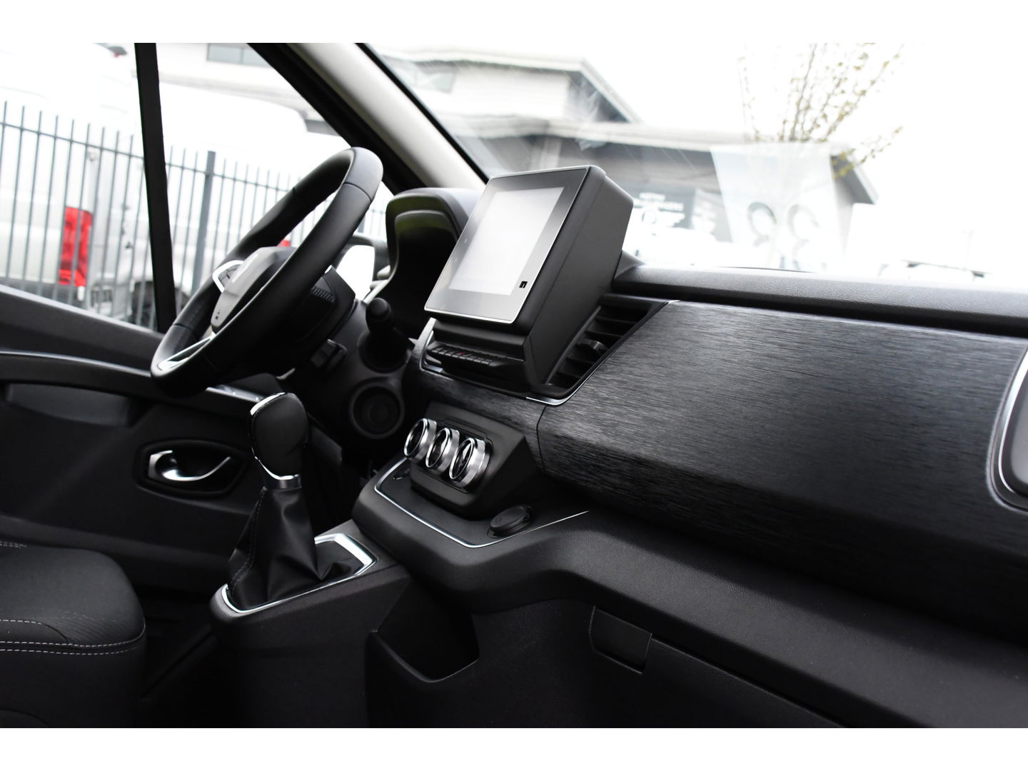 Renault Trafic 2.0 170 L2H1 DC Black Edition Extra Cruise, Camera, Carplay, LED, 170pk, Stoelverwarming, 2 x Schuifdeur, NAVI, Automaat, Clima, Uniek!