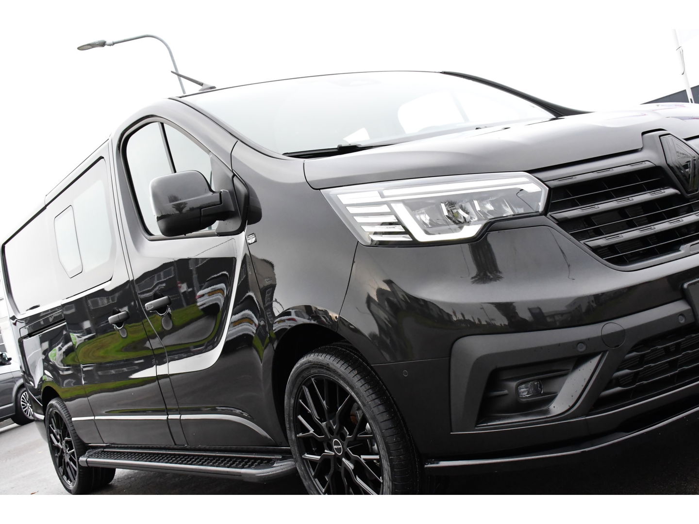Renault Trafic 2.0 170 L2H1 DC Black Edition Extra Cruise, Camera, Carplay, LED, 170pk, Stoelverwarming, 2 x Schuifdeur, NAVI, Automaat, Clima, Uniek!