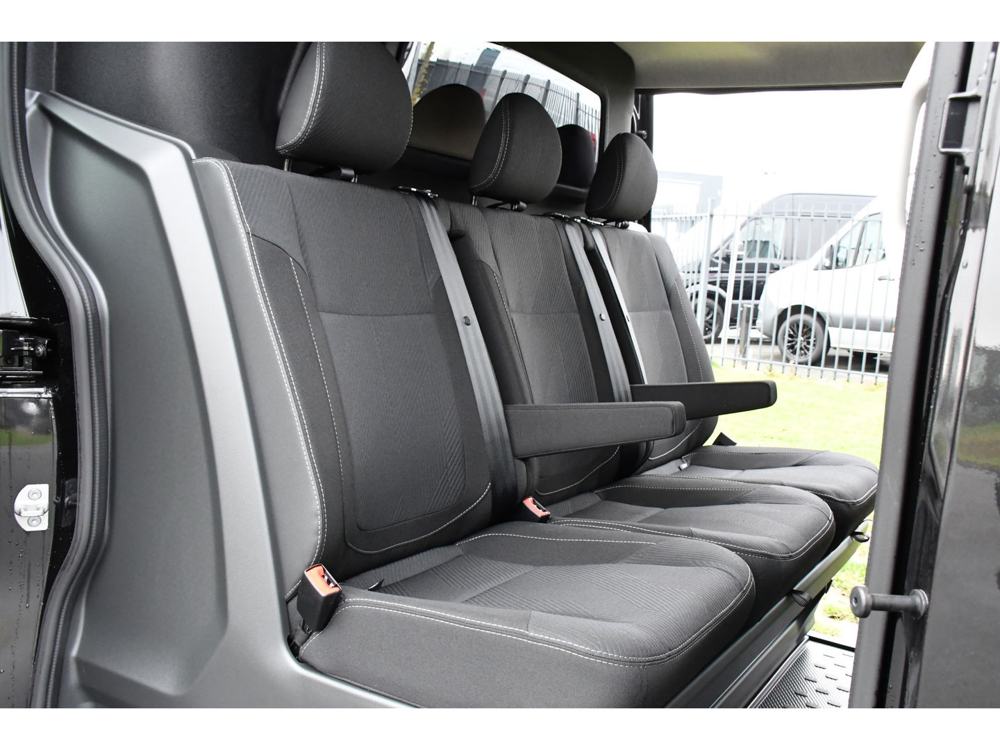 Renault Trafic 2.0 170 L2H1 DC Black Edition Extra Cruise, Camera, Carplay, LED, 170pk, Stoelverwarming, 2 x Schuifdeur, NAVI, Automaat, Clima, Uniek!