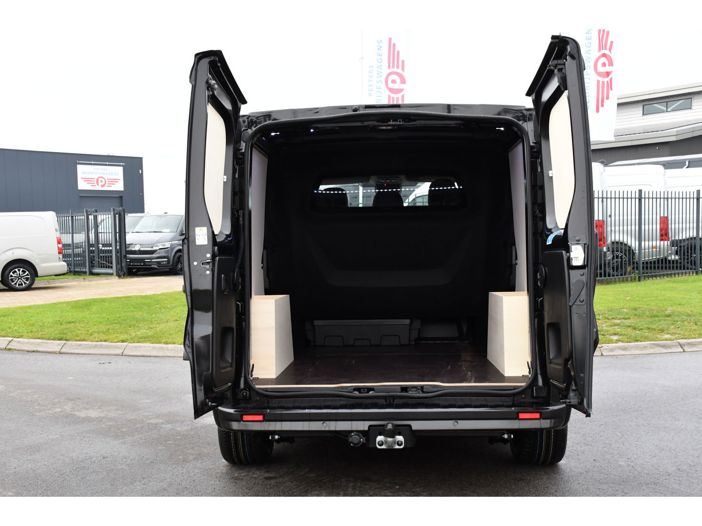 Renault Trafic 2.0 170 L2H1 DC Black Edition Extra Cruise, Camera, Carplay, LED, 170pk, Stoelverwarming, 2 x Schuifdeur, NAVI, Automaat, Clima, Uniek!