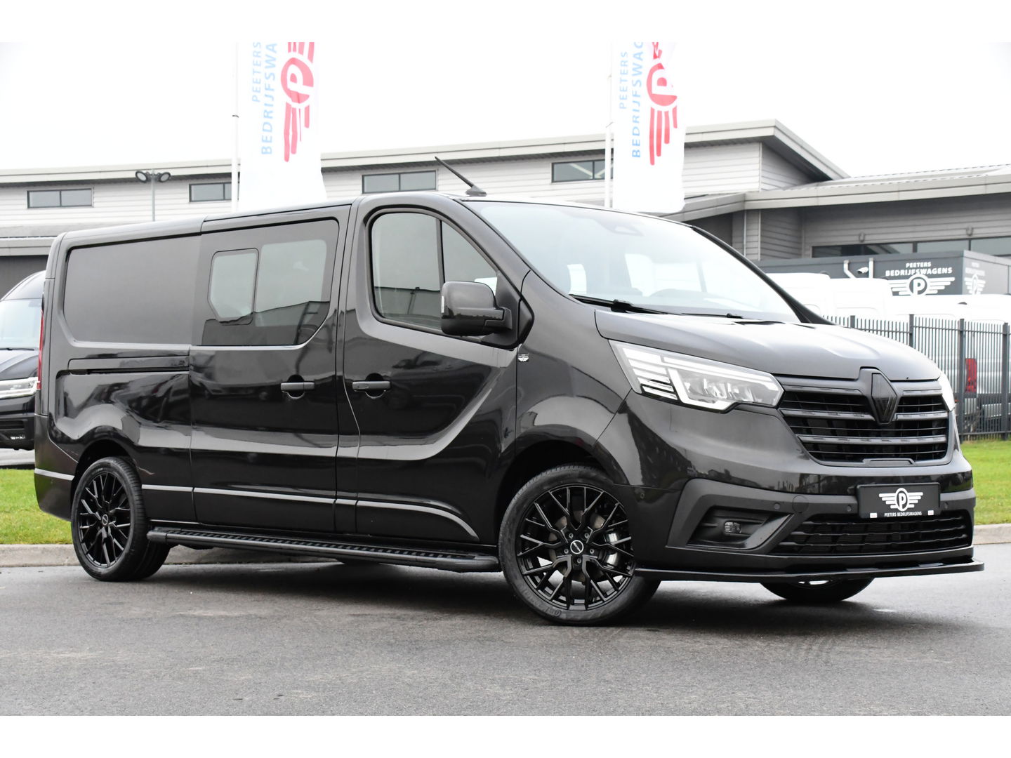 Renault Trafic 2.0 170 L2H1 DC Black Edition Extra Cruise, Camera, Carplay, LED, 170pk, Stoelverwarming, 2 x Schuifdeur, NAVI, Automaat, Clima, Uniek!