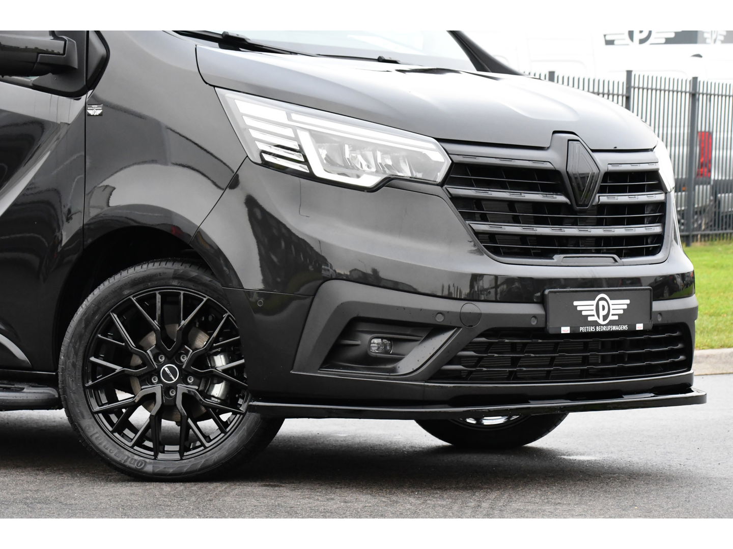 Renault Trafic 2.0 170 L2H1 DC Black Edition Extra Cruise, Camera, Carplay, LED, 170pk, Stoelverwarming, 2 x Schuifdeur, NAVI, Automaat, Clima, Uniek!
