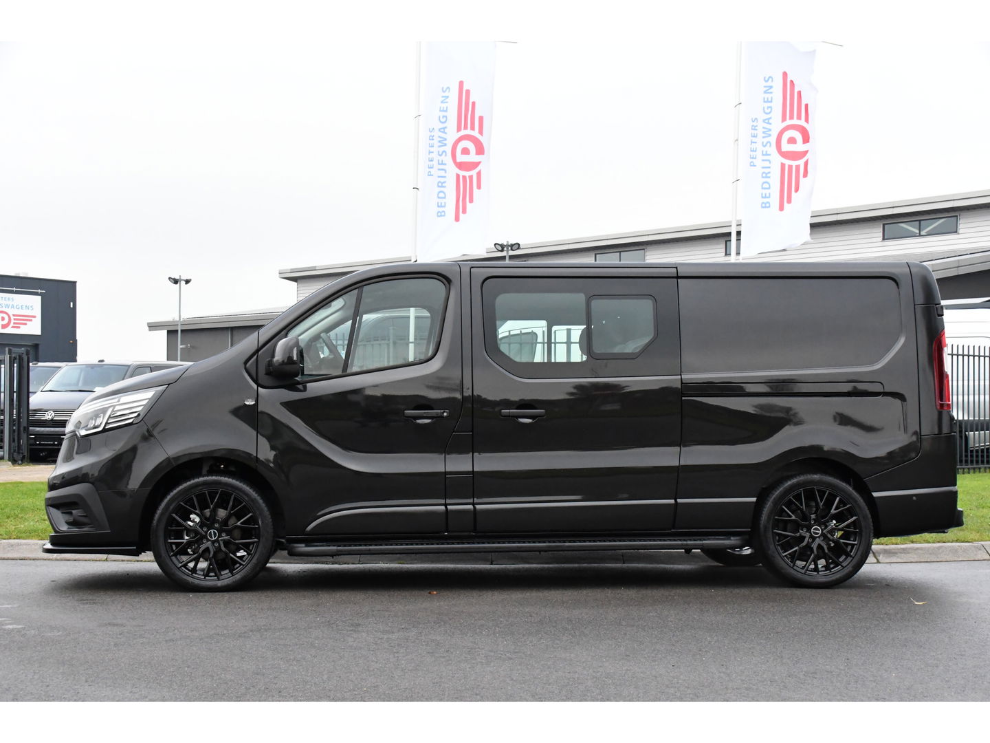 Renault Trafic 2.0 170 L2H1 DC Black Edition Extra Cruise, Camera, Carplay, LED, 170pk, Stoelverwarming, 2 x Schuifdeur, NAVI, Automaat, Clima, Uniek!