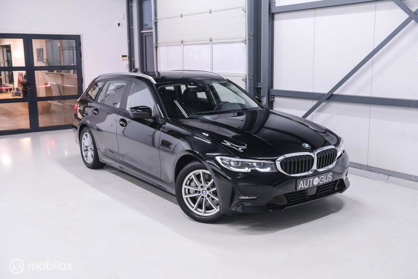 BMW 3 Serie Touring 330e High Executive 290 pk | Trekhaak | Leder | Sportstoelen | NL auto NAP | LED | CarPlay | Stoelverwarming |