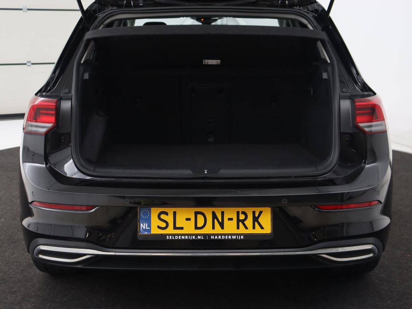 Volkswagen Golf 1.4 eHybrid Style | Stoelverwarming | Massage | Carplay | Sfeerverlichting | Navigatie | Memory | Adaptive cruise | Full LED | Parkeerhulp | Getint glas | PHEV | Plug In