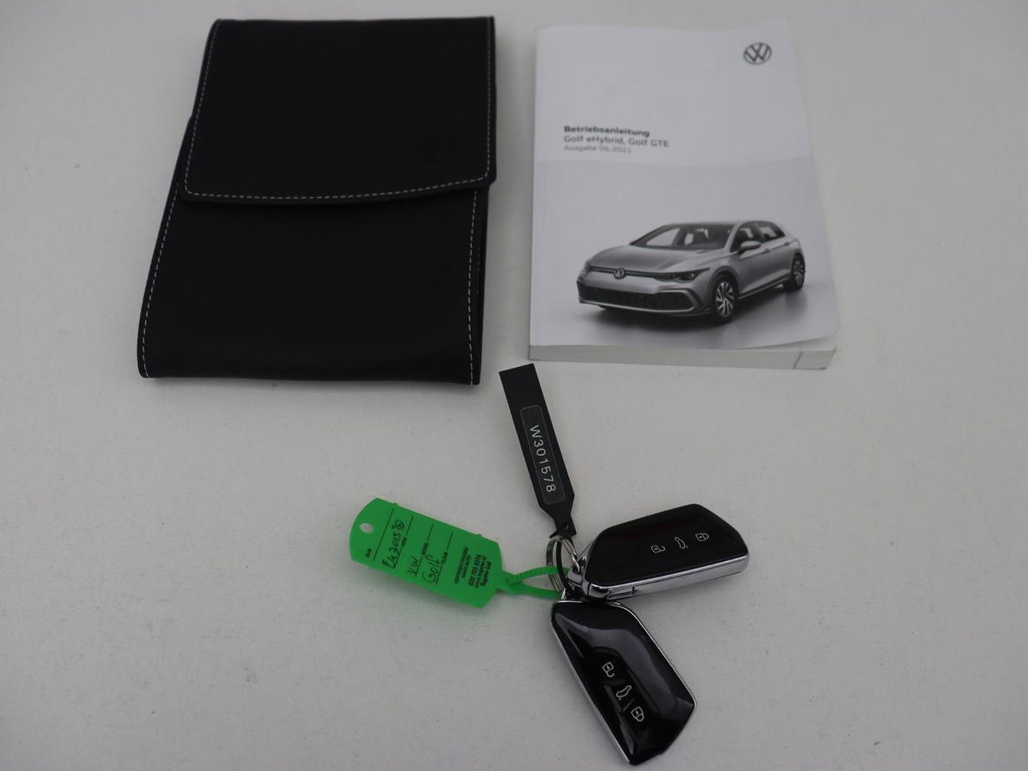 Volkswagen Golf 1.4 eHybrid Style | Stoelverwarming | Massage | Carplay | Sfeerverlichting | Navigatie | Memory | Adaptive cruise | Full LED | Parkeerhulp | Getint glas | PHEV | Plug In