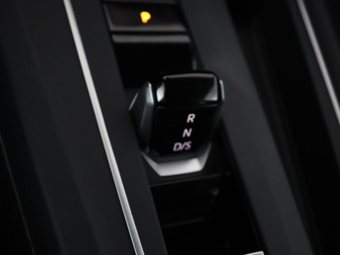 Volkswagen Golf 1.4 eHybrid Style | Stoelverwarming | Massage | Carplay | Sfeerverlichting | Navigatie | Memory | Adaptive cruise | Full LED | Parkeerhulp | Getint glas | PHEV | Plug In