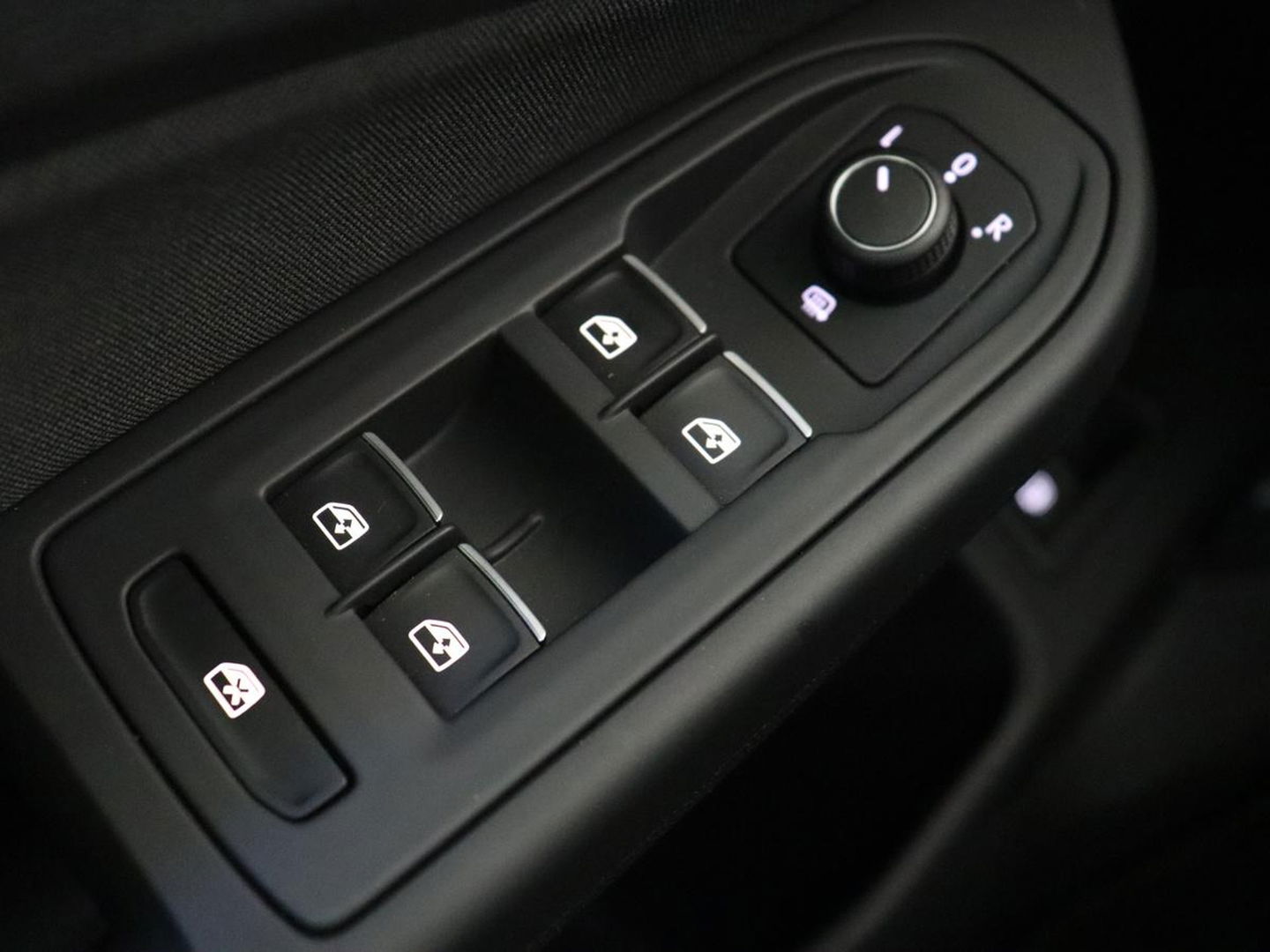 Volkswagen Golf 1.4 eHybrid Style | Stoelverwarming | Massage | Carplay | Sfeerverlichting | Navigatie | Memory | Adaptive cruise | Full LED | Parkeerhulp | Getint glas | PHEV | Plug In