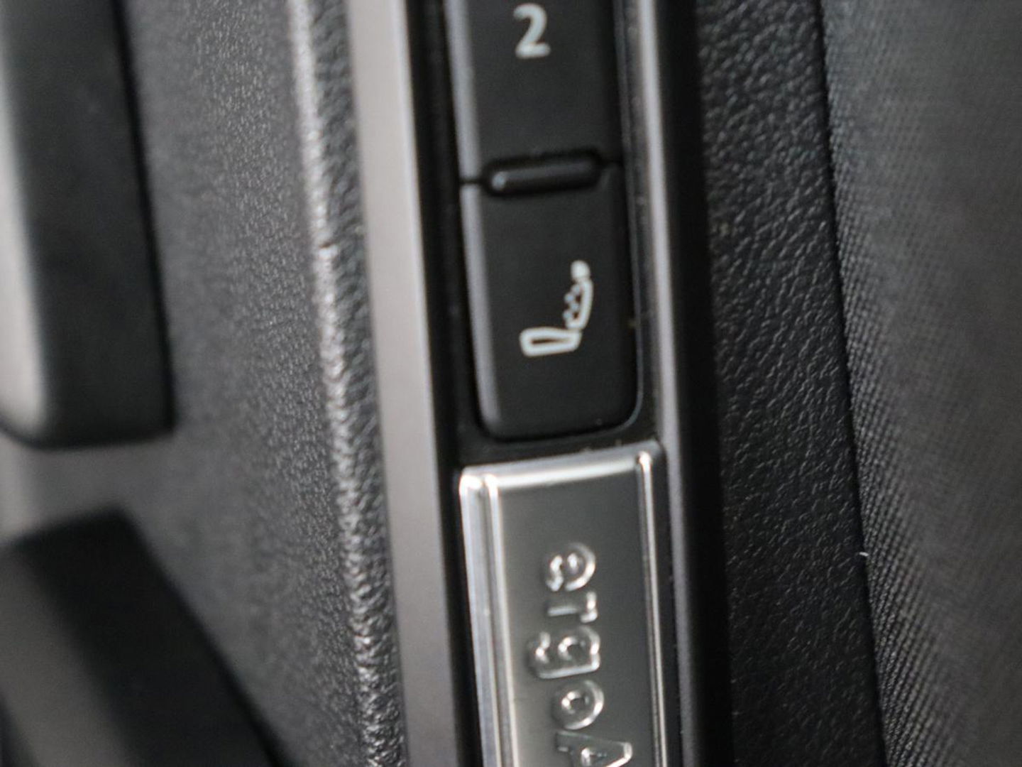 Volkswagen Golf 1.4 eHybrid Style | Stoelverwarming | Massage | Carplay | Sfeerverlichting | Navigatie | Memory | Adaptive cruise | Full LED | Parkeerhulp | Getint glas | PHEV | Plug In