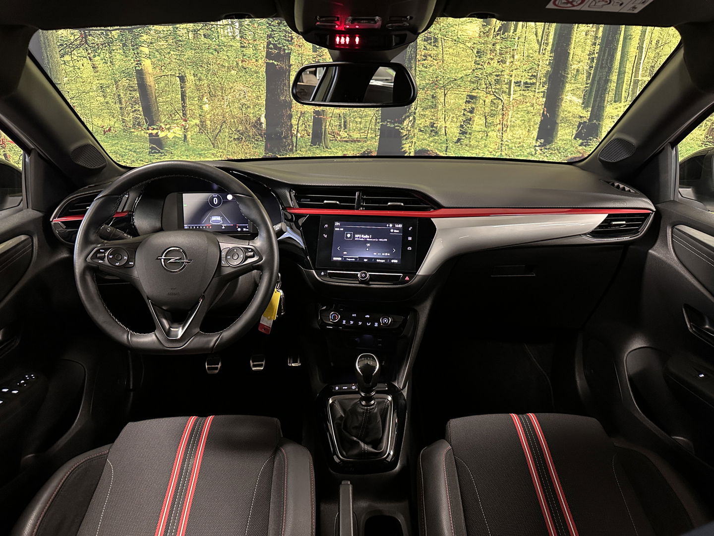 Opel Corsa 1.2 GS Line | Cruise Control | Apple Carplay | Android Auto | Achteruitrijcamera | Parkeersensoren | Dodehoeksensor | DAB | Lane Assist