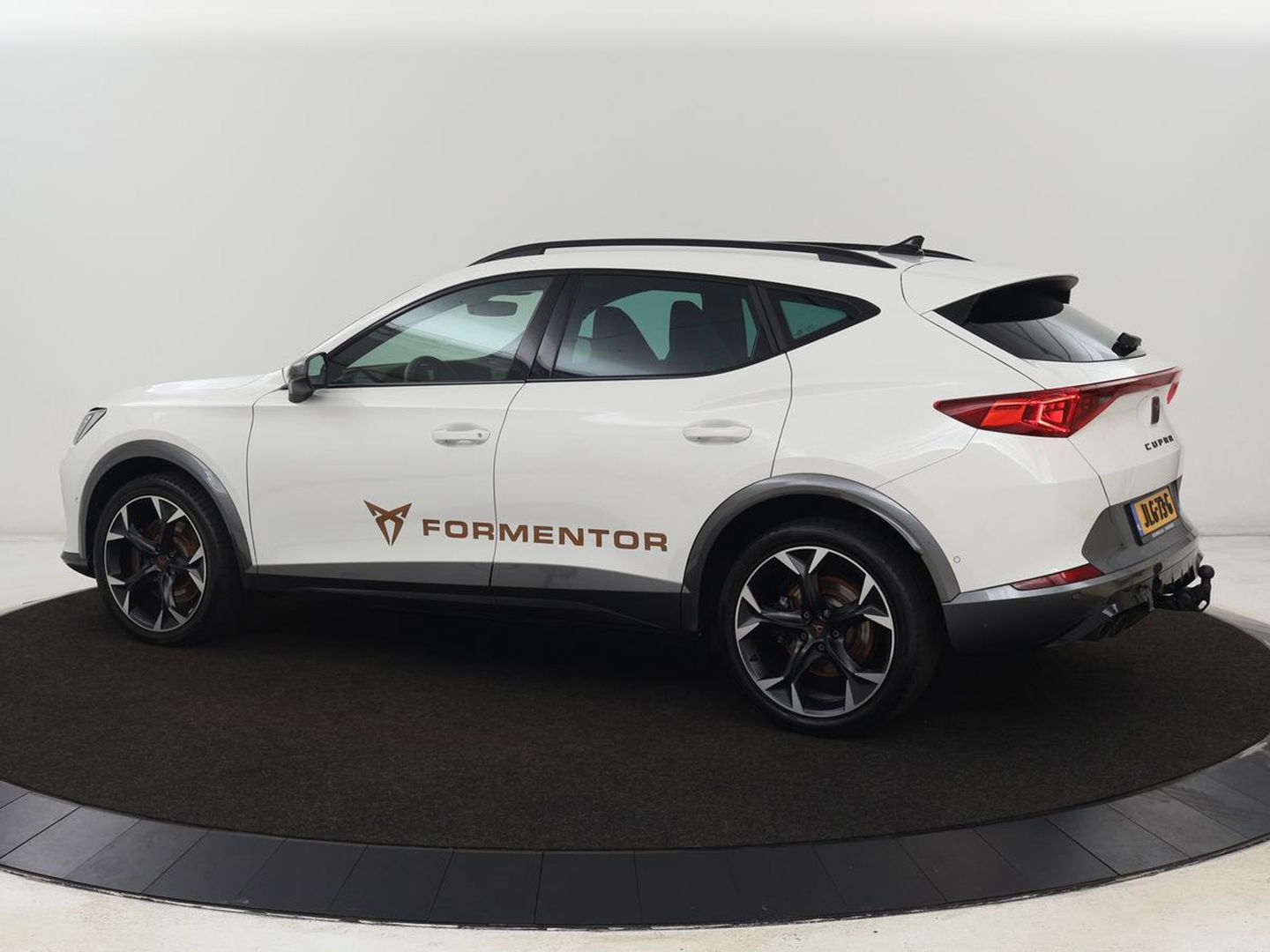 CUPRA Formentor 2.0 TSI 4DRIVE | 310pk | Trekhaak | Stoelverwarming | Camera | Adaptive cruise | 19'' | Sfeerverlichting | Keyless | Full LED | Sportstoelen | Stuurverwarming | DAB