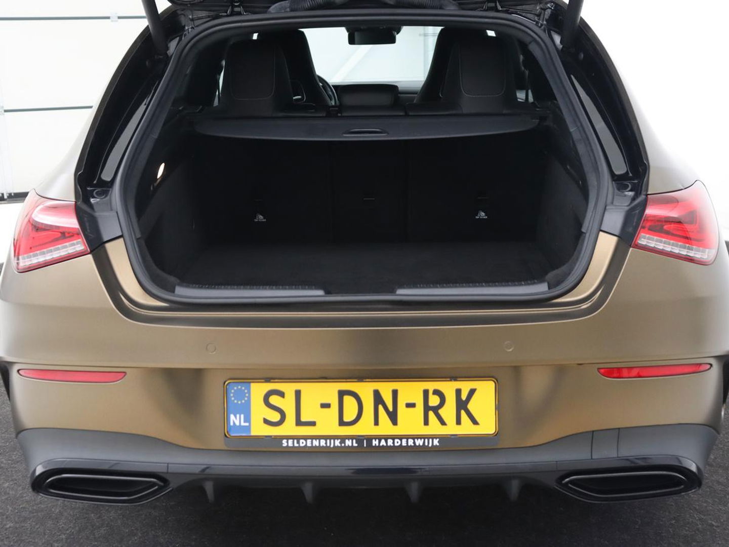 Mercedes-Benz CLA-Klasse 250e AMG Night | Stoelverwarming | Carplay | Camera | Widescreen | Sfeerverlichting | Leder/Alcantara | Navigatie | Park Assist | Origineel Zwart | PHEV | Plug In