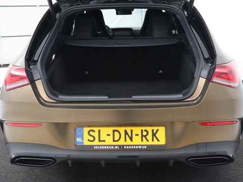 Mercedes-Benz CLA-Klasse 250e AMG Night | Stoelverwarming | Carplay | Camera | Widescreen | Sfeerverlichting | Leder/Alcantara | Navigatie | Park Assist | Origineel Zwart | PHEV | Plug In