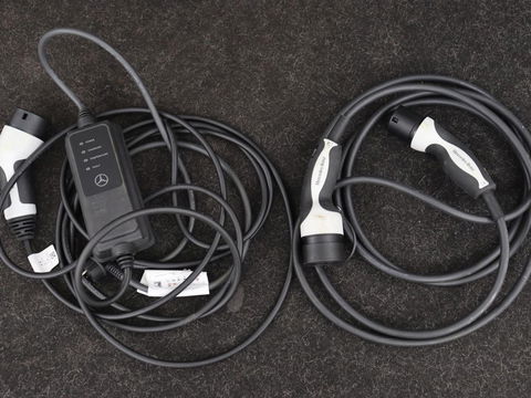 Mercedes-Benz CLA-Klasse 250e AMG Night | Stoelverwarming | Carplay | Camera | Widescreen | Sfeerverlichting | Leder/Alcantara | Navigatie | Park Assist | Origineel Zwart | PHEV | Plug In