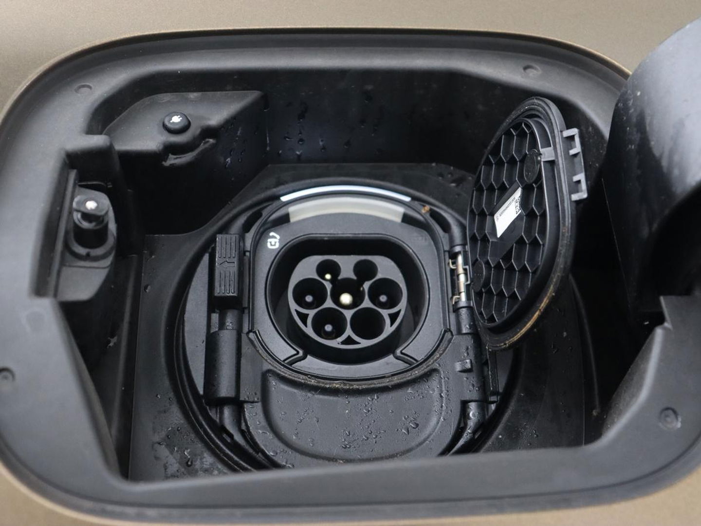 Mercedes-Benz CLA-Klasse 250e AMG Night | Stoelverwarming | Carplay | Camera | Widescreen | Sfeerverlichting | Leder/Alcantara | Navigatie | Park Assist | Origineel Zwart | PHEV | Plug In