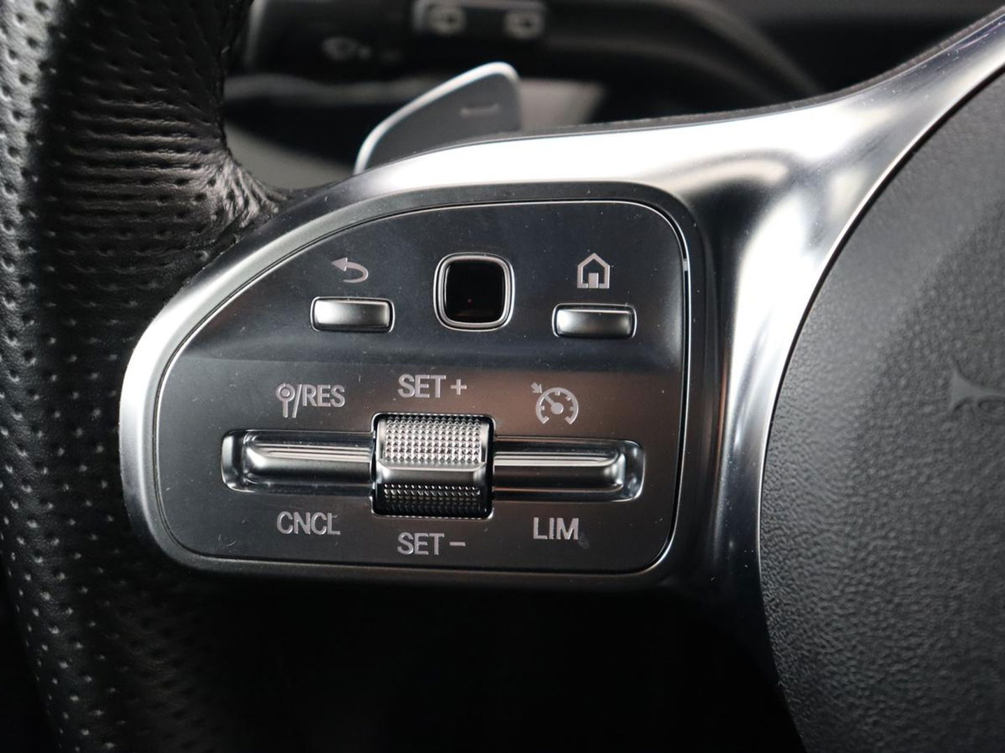 Mercedes-Benz CLA-Klasse 250e AMG Night | Stoelverwarming | Carplay | Camera | Widescreen | Sfeerverlichting | Leder/Alcantara | Navigatie | Park Assist | Origineel Zwart | PHEV | Plug In