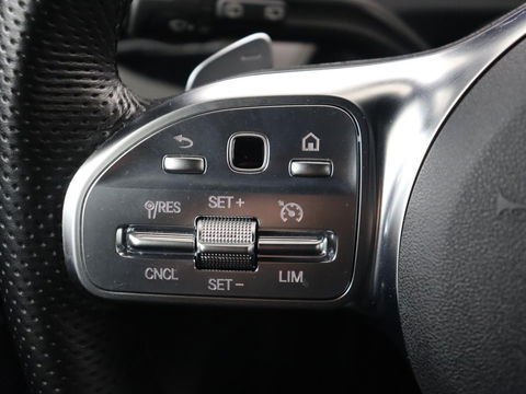 Mercedes-Benz CLA-Klasse 250e AMG Night | Stoelverwarming | Carplay | Camera | Widescreen | Sfeerverlichting | Leder/Alcantara | Navigatie | Park Assist | Origineel Zwart | PHEV | Plug In