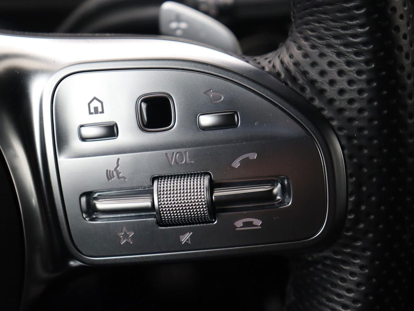 Mercedes-Benz CLA-Klasse 250e AMG Night | Stoelverwarming | Carplay | Camera | Widescreen | Sfeerverlichting | Leder/Alcantara | Navigatie | Park Assist | Origineel Zwart | PHEV | Plug In