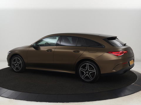 Mercedes-Benz CLA-Klasse 250e AMG Night | Stoelverwarming | Carplay | Camera | Widescreen | Sfeerverlichting | Leder/Alcantara | Navigatie | Park Assist | Origineel Zwart | PHEV | Plug In