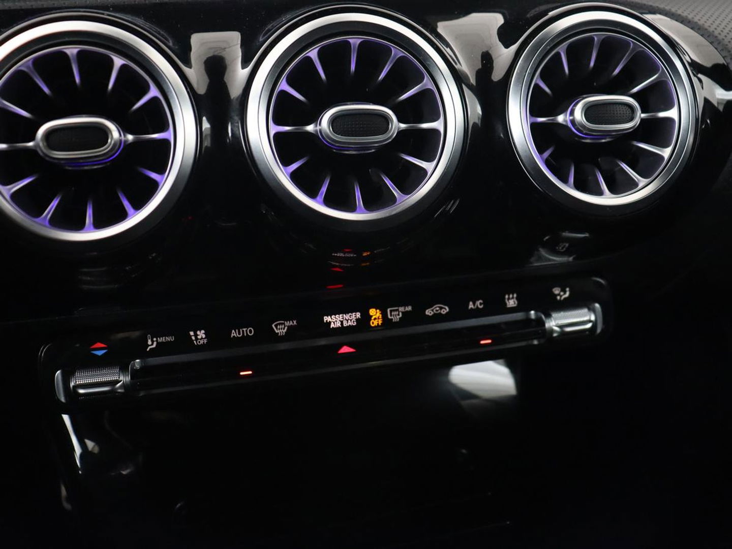 Mercedes-Benz CLA-Klasse 250e AMG Night | Stoelverwarming | Carplay | Camera | Widescreen | Sfeerverlichting | Leder/Alcantara | Navigatie | Park Assist | Origineel Zwart | PHEV | Plug In