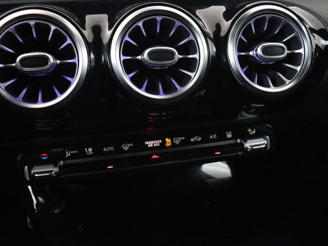 Mercedes-Benz CLA-Klasse 250e AMG Night | Stoelverwarming | Carplay | Camera | Widescreen | Sfeerverlichting | Leder/Alcantara | Navigatie | Park Assist | Origineel Zwart | PHEV | Plug In