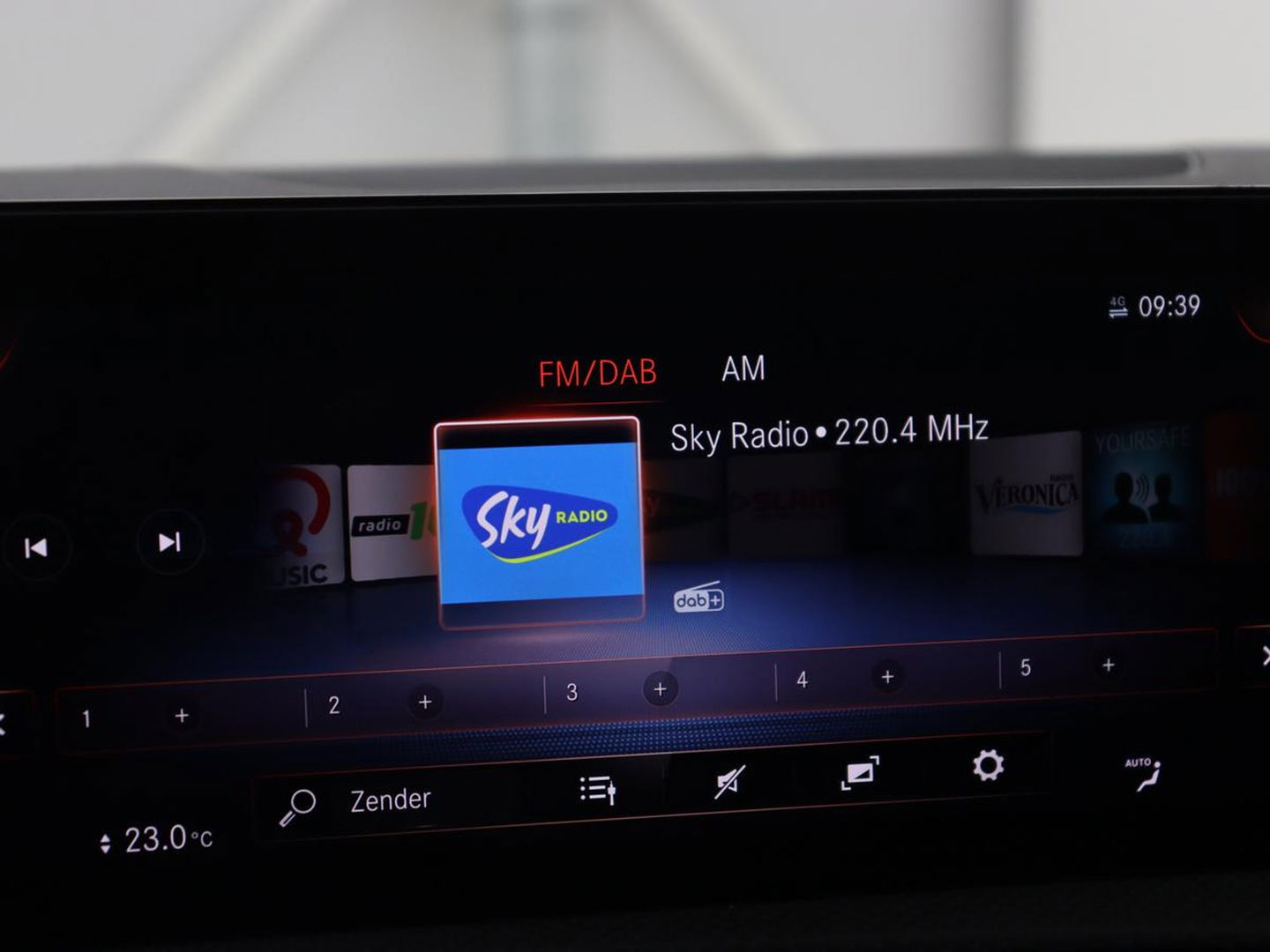 Mercedes-Benz CLA-Klasse 250e AMG Night | Stoelverwarming | Carplay | Camera | Widescreen | Sfeerverlichting | Leder/Alcantara | Navigatie | Park Assist | Origineel Zwart | PHEV | Plug In