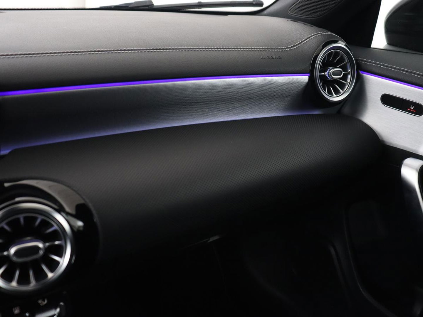 Mercedes-Benz CLA-Klasse 250e AMG Night | Stoelverwarming | Carplay | Camera | Widescreen | Sfeerverlichting | Leder/Alcantara | Navigatie | Park Assist | Origineel Zwart | PHEV | Plug In