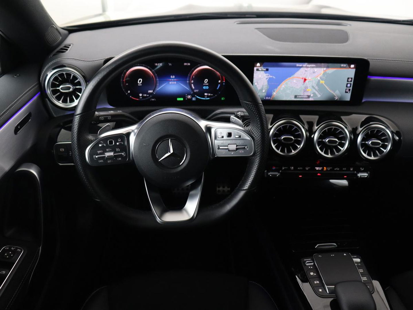 Mercedes-Benz CLA-Klasse 250e AMG Night | Stoelverwarming | Carplay | Camera | Widescreen | Sfeerverlichting | Leder/Alcantara | Navigatie | Park Assist | Origineel Zwart | PHEV | Plug In