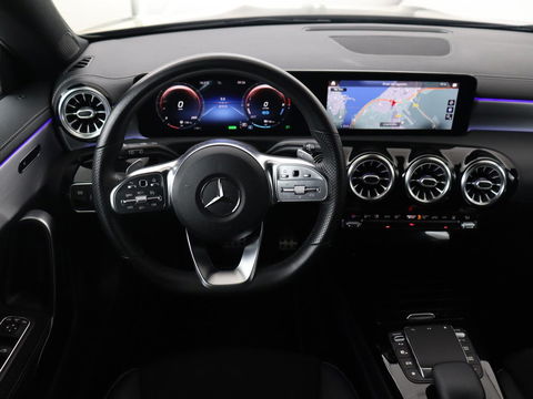 Mercedes-Benz CLA-Klasse 250e AMG Night | Stoelverwarming | Carplay | Camera | Widescreen | Sfeerverlichting | Leder/Alcantara | Navigatie | Park Assist | Origineel Zwart | PHEV | Plug In