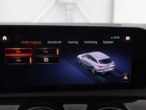 Mercedes-Benz CLA-Klasse 250e AMG Night | Stoelverwarming | Carplay | Camera | Widescreen | Sfeerverlichting | Leder/Alcantara | Navigatie | Park Assist | Origineel Zwart | PHEV | Plug In