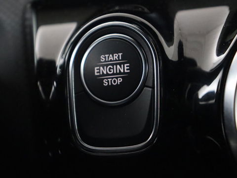 Mercedes-Benz CLA-Klasse 250e AMG Night | Stoelverwarming | Carplay | Camera | Widescreen | Sfeerverlichting | Leder/Alcantara | Navigatie | Park Assist | Origineel Zwart | PHEV | Plug In