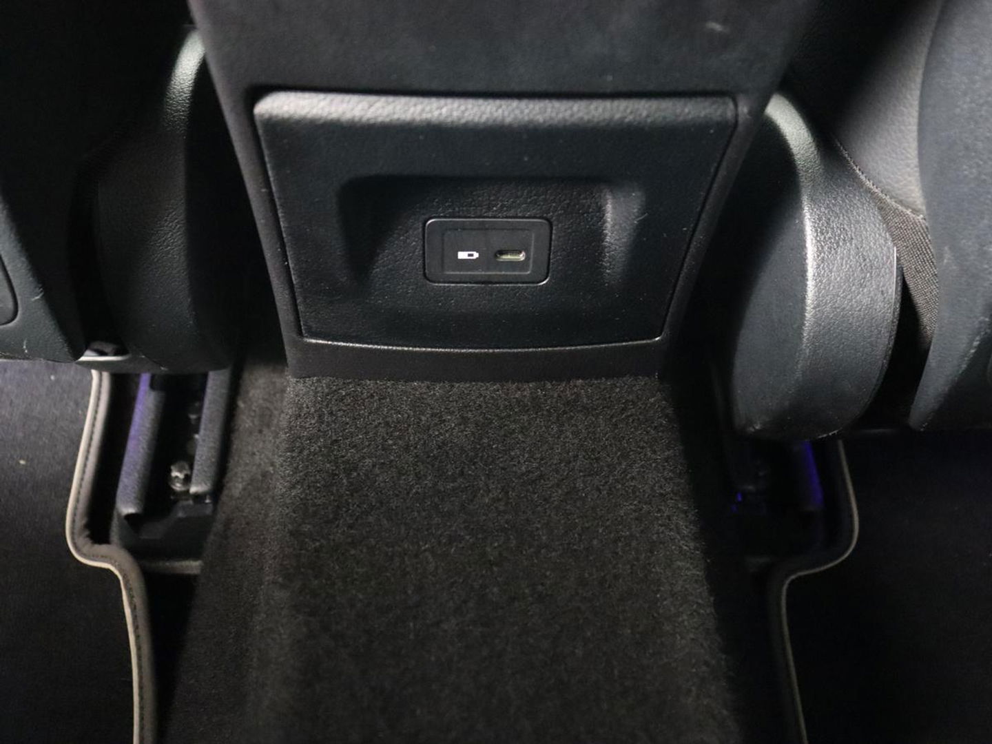 Mercedes-Benz CLA-Klasse 250e AMG Night | Stoelverwarming | Carplay | Camera | Widescreen | Sfeerverlichting | Leder/Alcantara | Navigatie | Park Assist | Origineel Zwart | PHEV | Plug In